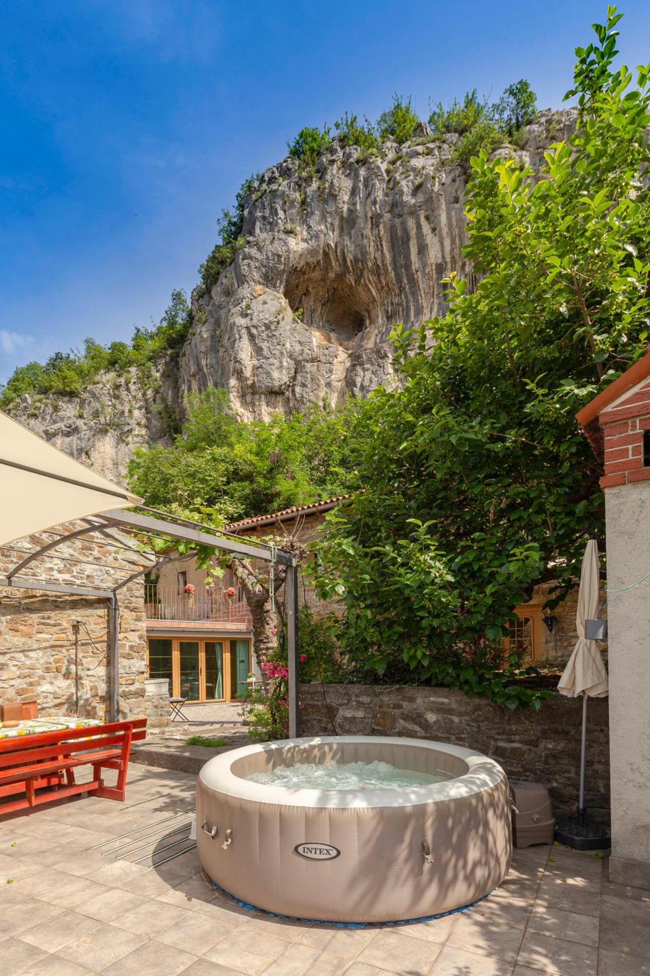 Under The Rock House In Osp With Hot Tub Apartment Exterior photo
