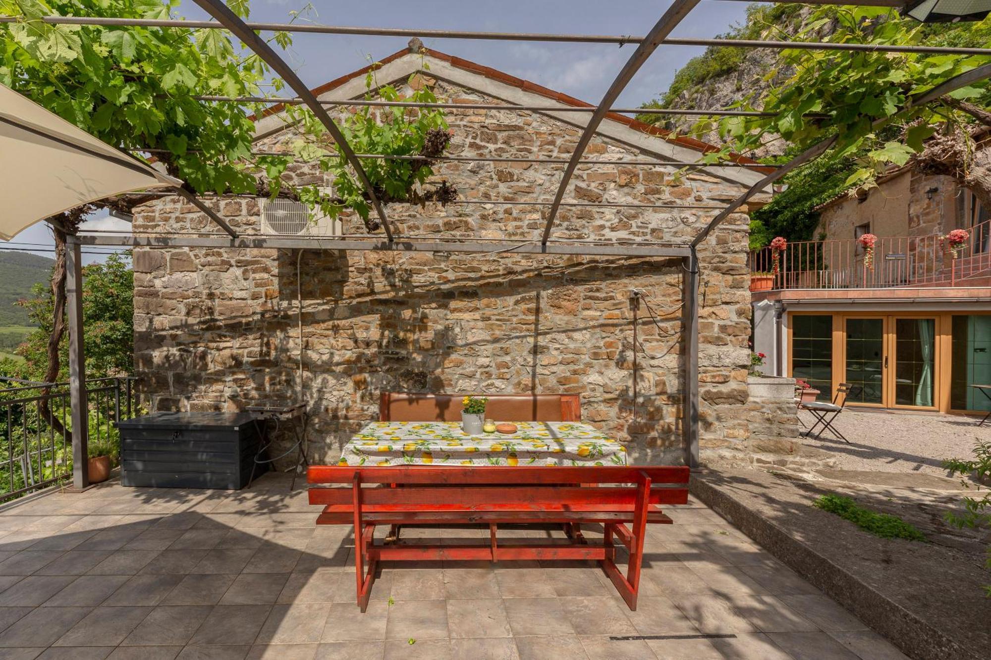 Under The Rock House In Osp With Hot Tub Apartment Exterior photo